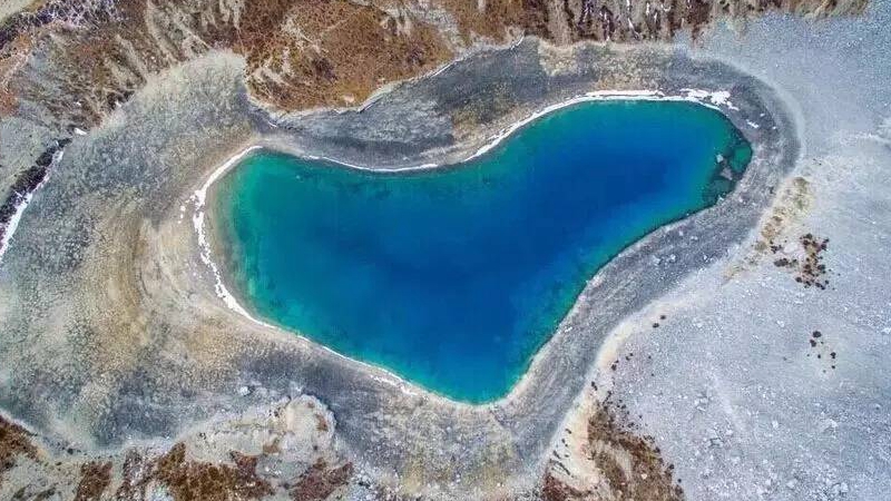亚丁牛奶海